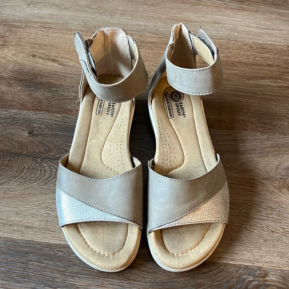 Earth Spirit SZ 7 two tone ankle strap sandals. Preowned in great condition.